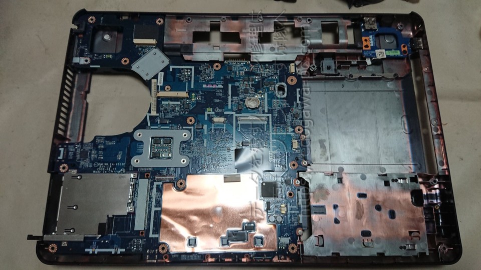 NEC PC-LL350VG パームレストを取り外すと、マザーボードがむき出しになります。 LANコネクタ、VGAコネクタ付近に破損がありました。