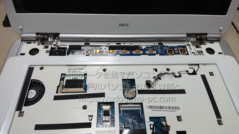 NEC PC-LL350VG　キーボードを取り外すとパームレストが見えてきます。ネジとそれぞれのフラットケーブルを外していきます。 WLANから出ているアンテナケーブルを外していきます。トップカバー及び画面パネルも取り外します。